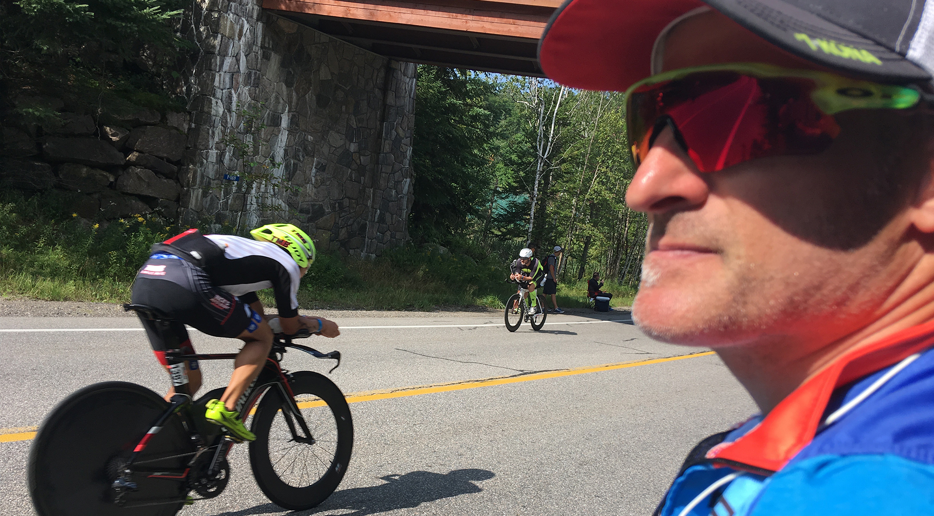 Christian Camden observe une route de Mont Tremblant attentif aux cyclistes sur leur parcours